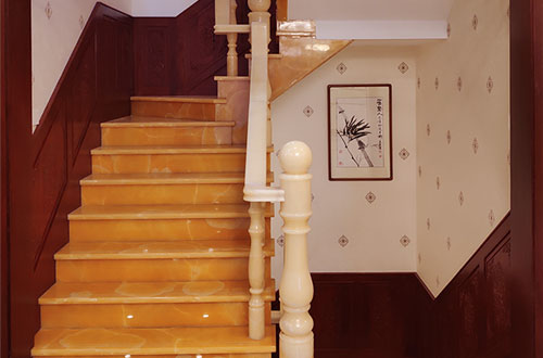 大茂镇中式别墅室内汉白玉石楼梯的定制安装装饰效果